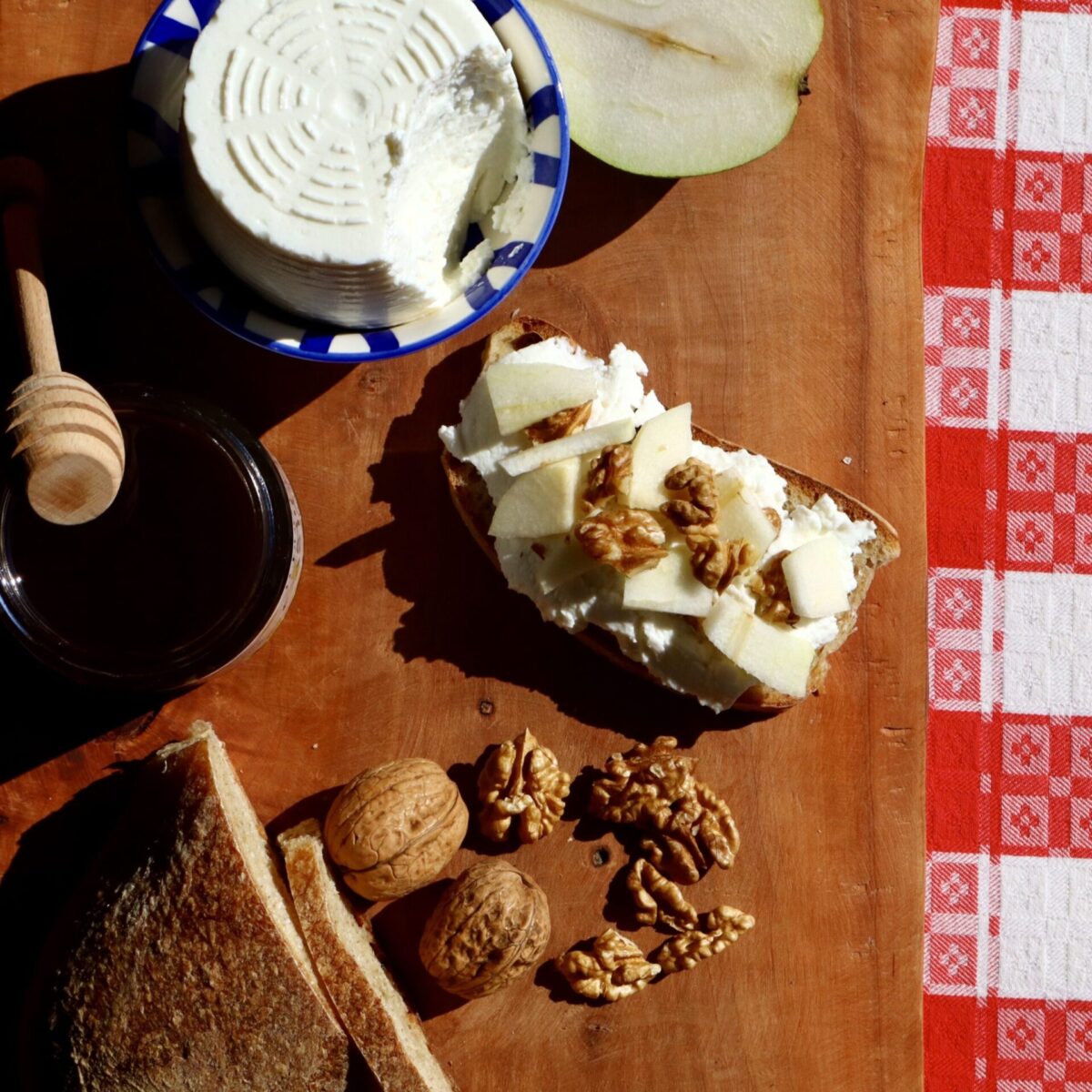 Miele di castagno con ricotta e frutta