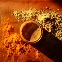 Miele con curcuma in polvere e zenzero in polvere