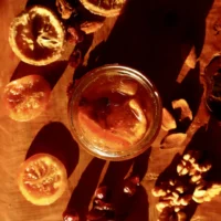 Interno del vasetto del nostro miele con frutti misti e selezionati