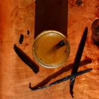 Miele di acacia in infusione con la vaniglia