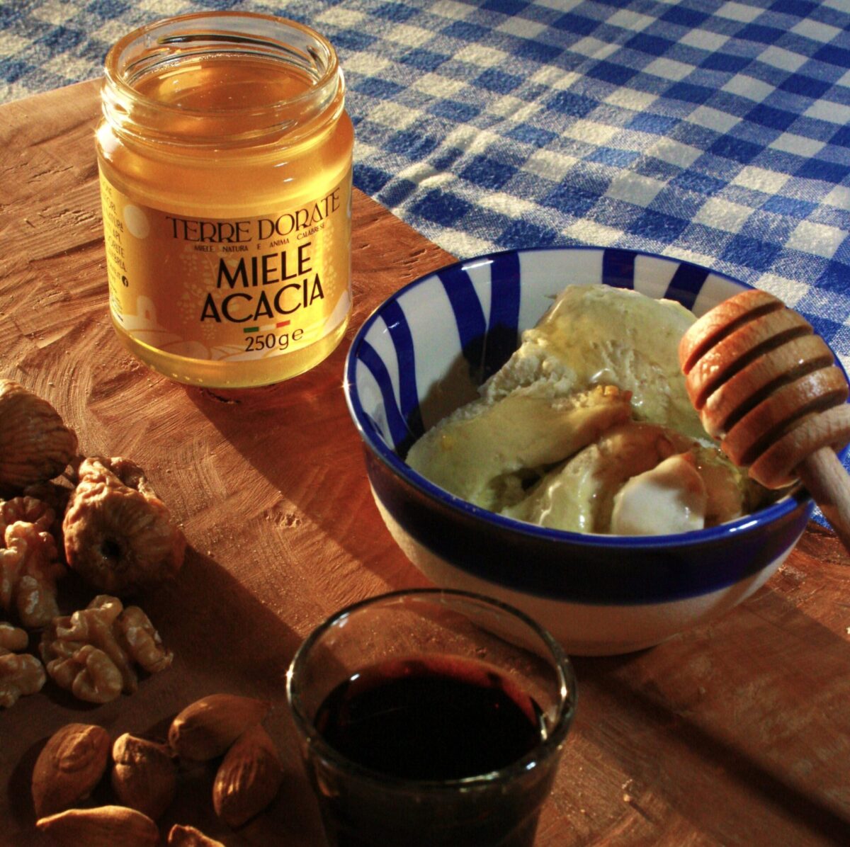 Miele di acacia calabrese usato a tavola come dessert