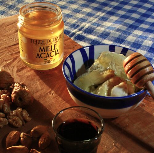 Miele di acacia calabrese usato a tavola come dessert