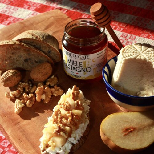 Miele di castagno calabrese con ricotta e frutta di stagione