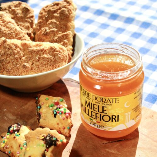 Miele millefiori con dei biscotti tipici della regione Calabria