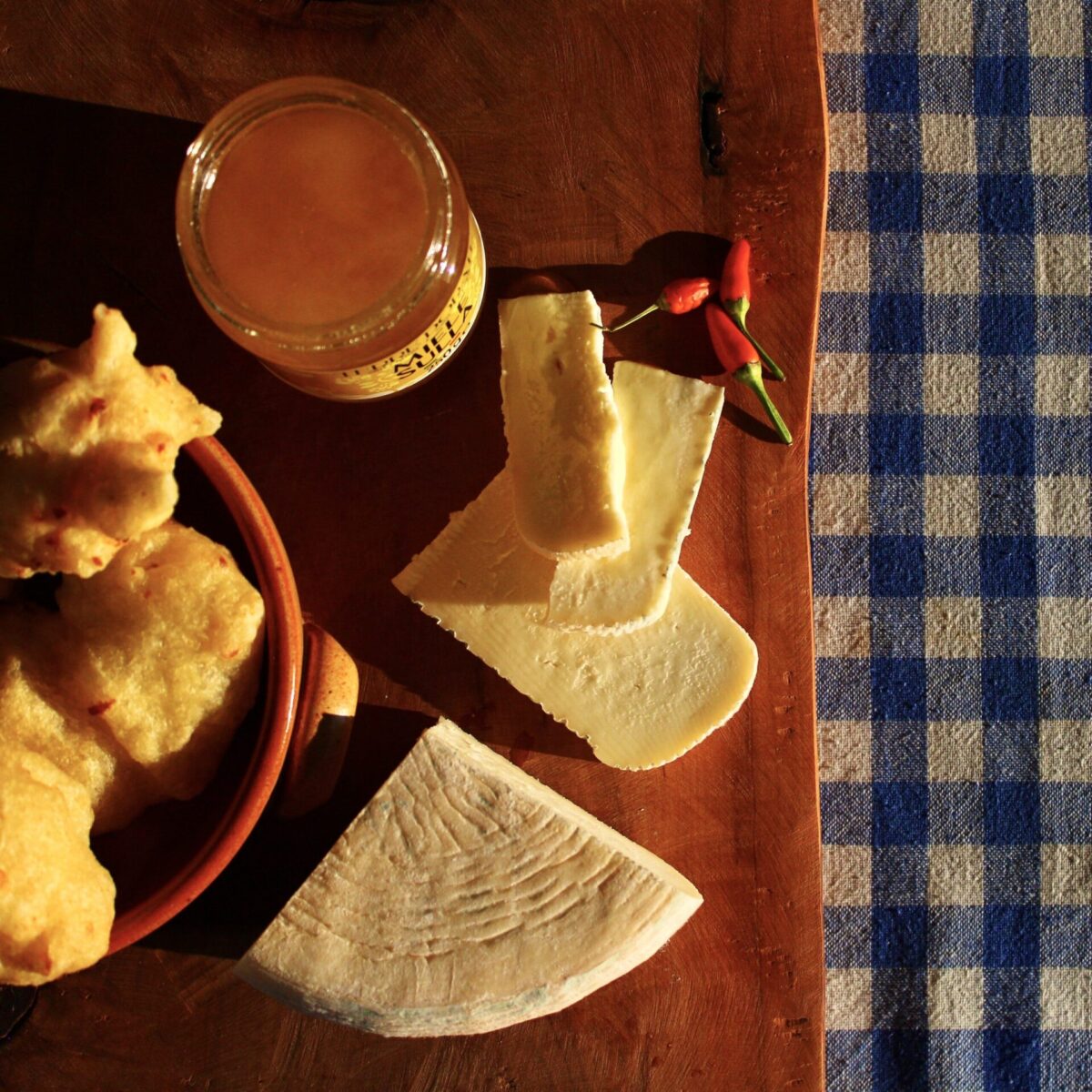 Miele di sulla della Calabria con formaggi e zeppole