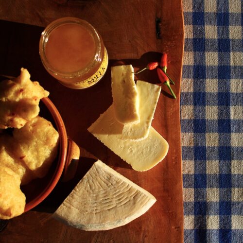 Miele di sulla della Calabria con formaggi e zeppole