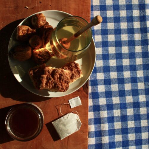 Uso del miele di eucalipto con di tè e biscotti