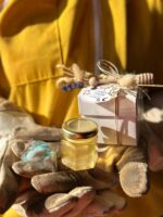 Bomboniere con miele, etichetta, spargimiele, confezione e confetti