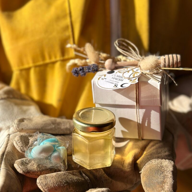 Bomboniere con miele, etichetta, spargimiele, confezione e confetti